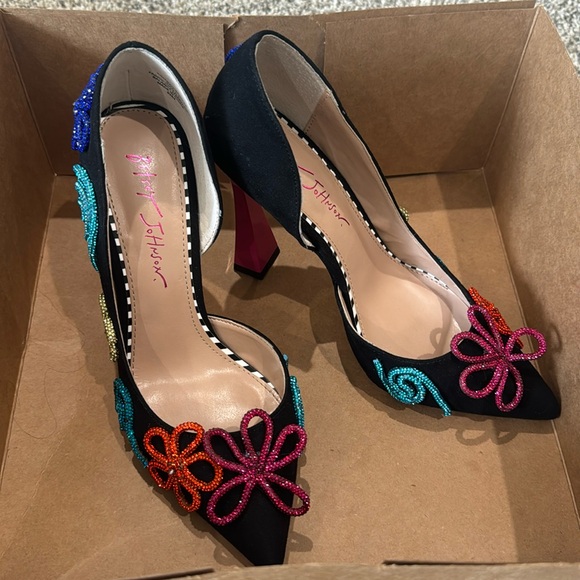 Super cute and fun floral heels - Picture 1 of 3